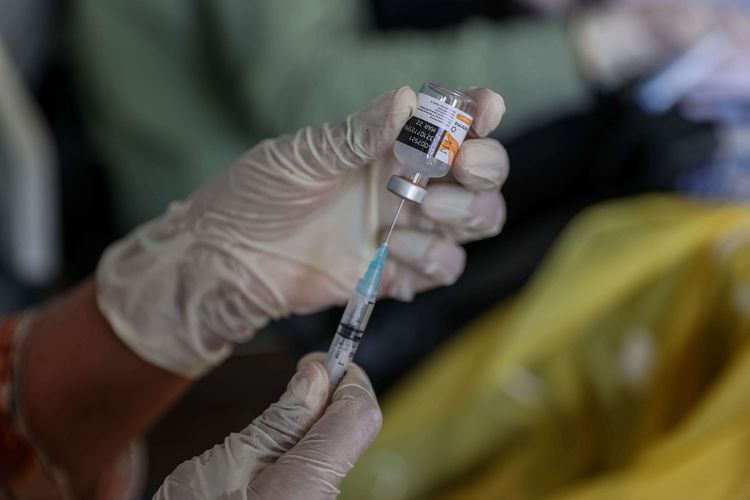 Tenaga kesehatan menyuntikkan vaksin Covid-19 ke seorang anak di RPTRA Taman Mandala, Tebet Timur, Jakarta Selatan, Jumat (7/1/2022). Bagi masyarakat yang belum mendapatkan vaksin, baik dosis 1 maupun dosis 2 bisa mendaftar dengan menggunakan vaksin jenis Pfizer, AstraZeneca, Moderna, maupun Sinovac dan vaksinasi Covid-19 ini gratis alias tidak dipungut biaya. Masyarakat bisa mendapat vaksin dengan mendaftar online melalui JAKI (kuota terbatas) ataupun melalui Kelurahan/RT/RW setempat.