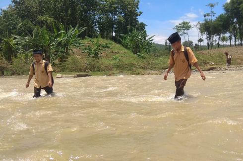 Cerita Siswa SMP di Kendal Nekat Seberangi Sungai demi Sekolah karena Jembatan Putus