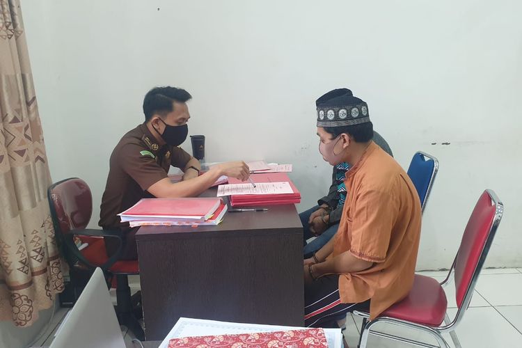 Suasana Kepala Sub Seksi Penyidikan Tindak Pidana Khusus, Hajar Aswad dan dua tersangka di Kejaksaan Negeri Bantaeng, Kabupaten Bantaeng, Sulawesi Selatan.