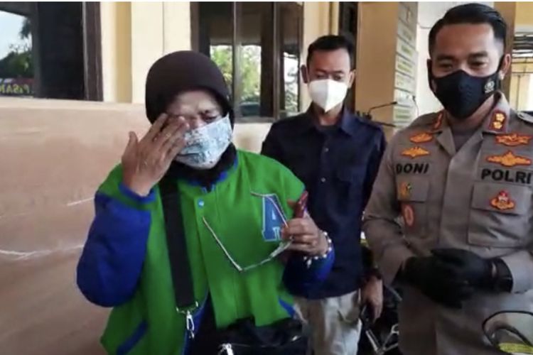 Enung (52), warga Tamansari, Kota Tasikmalaya, terlihat tak kuasa menahan tangis bahagianya karena motor yang 6 bulan hilang dicuri akhirnya ditemukan kembali didampingi Kapolresta Tasikmalaya AKBP Dini Hermawan di Mako Polresta Tasikmalaya, Kamis (4/3/2021).