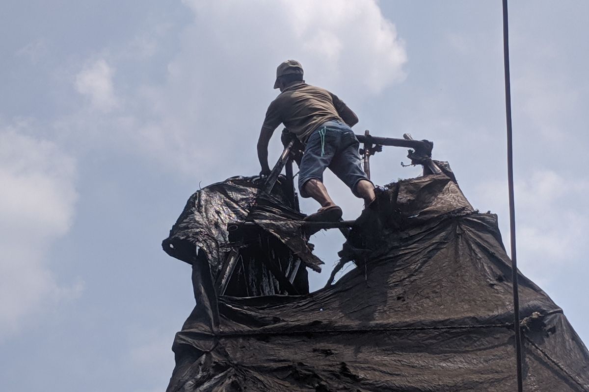 Pembongkaran industri rumahan pembakaran arang di Cilincing, Jakarta Utara pada Kamis (19/8/2019)