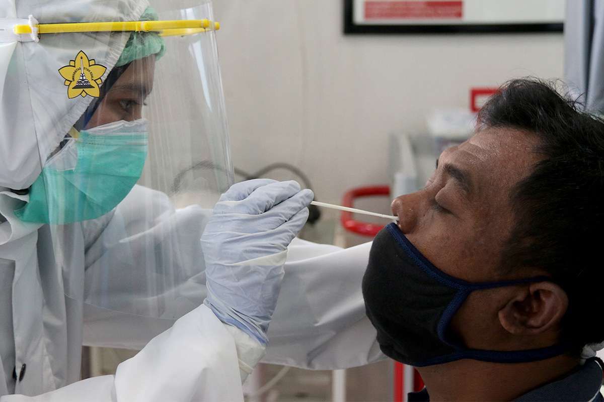 Warga dengan kategori orang dalam pemantauan (ODP) dan tenaga medis di wilayah Lampulo dan Kuta Alam mengikuti tes swab Covid-19 massal yang dipusatkan di Puskesmas Kuta Alam, Banda Aceh, Rabu (17/6/2020). Tes swab massal yang digelar gratis dan diikuti seratusan orang ini merupakan program Pemerintah Kota Banda Aceh bekerja sama dengan Universitas Syiah Kuala dalam upaya menekan penyebaran virus corona.