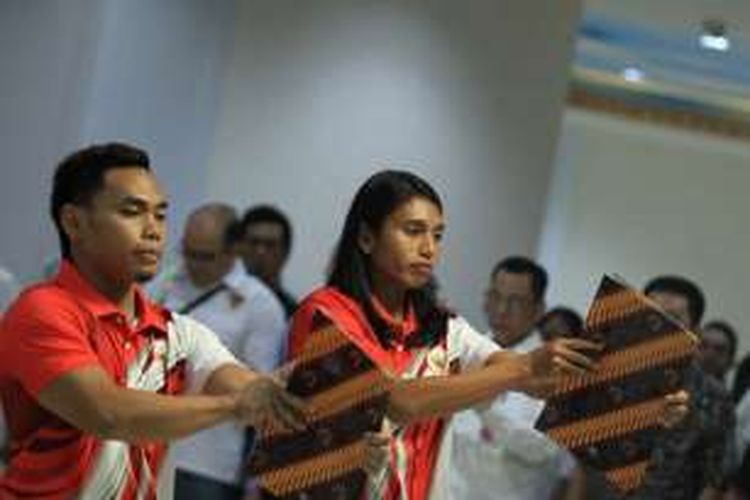 Atlet angkat besi, Eko Yuli Irawan, dan atlet lompat jauh, Maria Londa, bersiap membacakan Janji Atlet pada acara Pengukuhan dan Pelepasan Kontingen Indonesia untuk Olimpiade Rio de Janeiro 2016 oleh Menteri Pemuda dan Olahraga Imam Nahrawi di Aula Wisma Kementerian Pemuda dan Olahraga, Senayan, Jakarta, Selasa (21/6/21016).