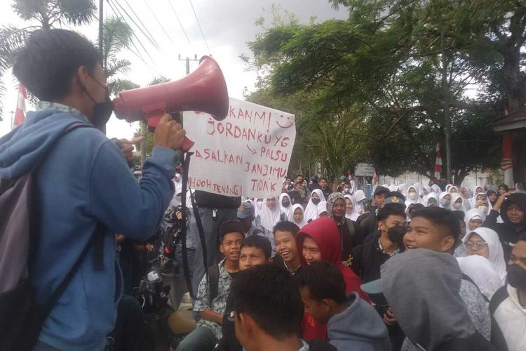 Ratusan pelajar SMA di Kabupaten Sinjai, Sulawesi Selatan menggelar unjukrasa menolak kebijakan pihak sekolah terkait dengan Data Pokok Pendidikan (Dapodik) terhadap 5 remaja yang berstatus terdakwa kasus pembunuhan. Kamis, (25/8/2022).