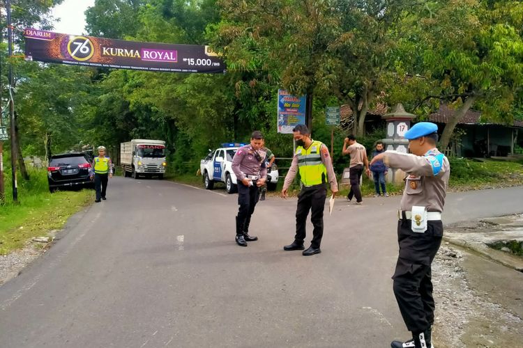 OLAH TKP--Aparat Polres Wonogiri melakukan olah tempat kejadian perkara kecelakaan di Jalan Raya Kismantoro - Pacitan, Desa Gedawung, Kecamatan Kismantoro, Kabupaten Wonogir, Jawa Tengah, Selasa (28/3/2023). 