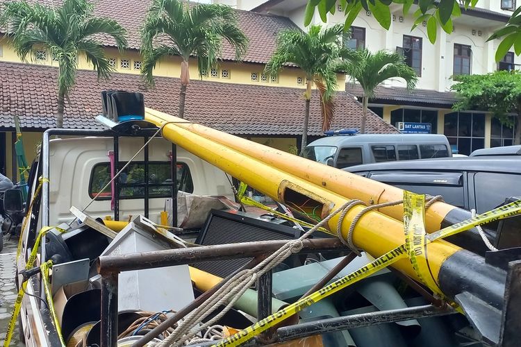 Pencuri lampu lalu lintas ditangkap Polresta Yogyakarta beserta barang bukti, Kamis (13/1/2022)