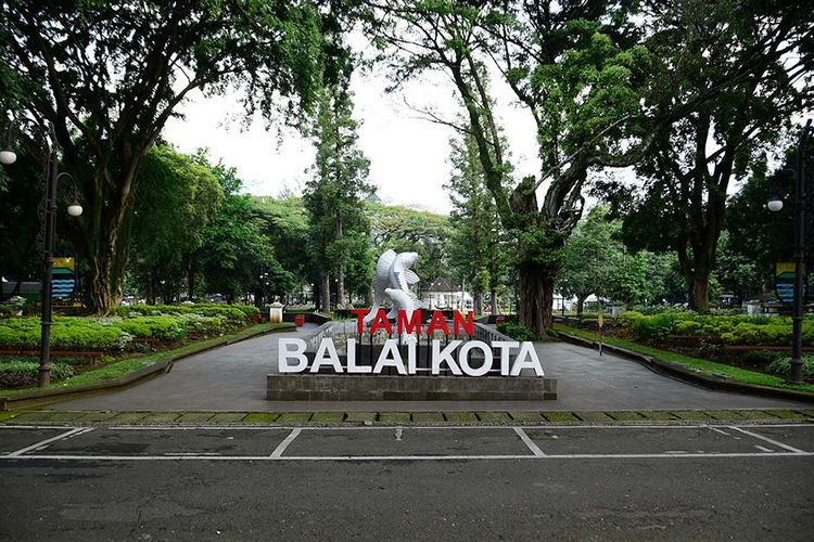 Kondisi Balai Kota Bandung, perkantoran, dan Taman Balaikota terlihat sepi usai Pemkot Bandung menyatakan ditutup sementara karena banyaknya ASN yang terpapar Covid-19, Senin (28/6/2021). Sampai Jumat (25/6/2021), ASN yang terpapar mencapai 300 orang, sedang mereka yang kontak erat masih menunggu hasil tes swab.