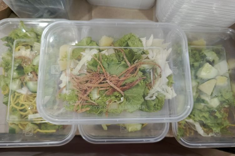 Salah satu kuliner khas Jakarta rujak juhi yang dijual di Boom Atom Food Festivaldi Pasar Atom Surabaya berlangsung selama dua minggu penuh mulai 16 Mei hingga 1 Juni 2025.