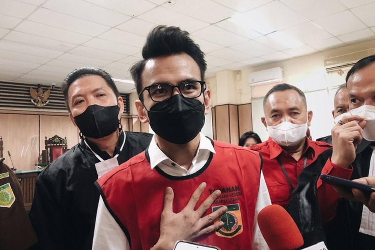 Terdakwa kasus dugaan pelanggaran UU ITE, Adam Deni ditemui pasca persidangan di Pengadilan Negeri (PN) Jakarta Utara, Senin (21/3/2022). 