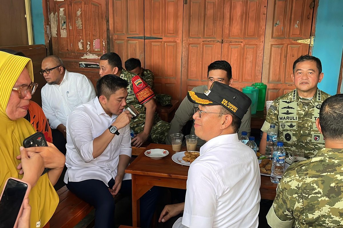 Ketika Seskab Teddy Ngopi di Warung Pinggir Jalan Tapsel Bareng Bobby dan  KSAD