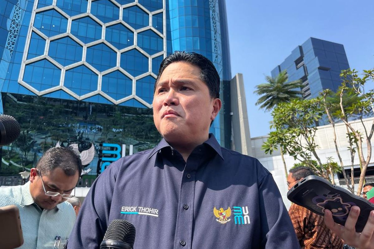 Menteri BUMN Erick Thohir saat ditemui usai kegiatan 'Gotong Royong Boyong Pohon' dengan menanam pohon di halaman Kementerian BUMN, Jakarta, Rabu (27/9/2023).