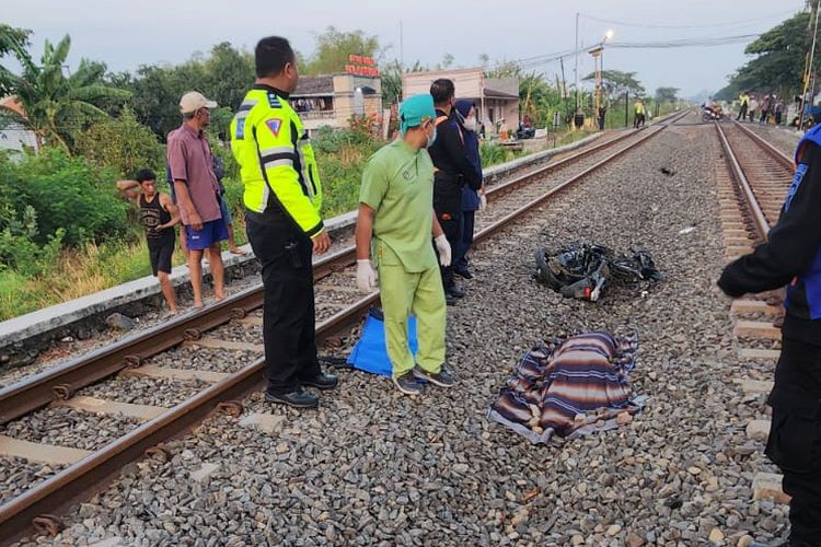 Korban berikut sepeda motor yang dikendarai, usai tertabrak kereta api di JPL 310 KM 184+5/6 Desa Plosowahyu, Kecamatan/Kabupaten Lamongan, Jawa Timur, Senin (9/10/2023).