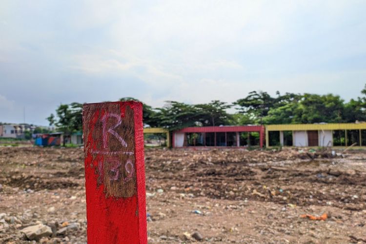 Patok penanda lintasan Formula E Jakarta berlatar tanah kosong penuh sampah kontainer, Rabu (29/12/2021).