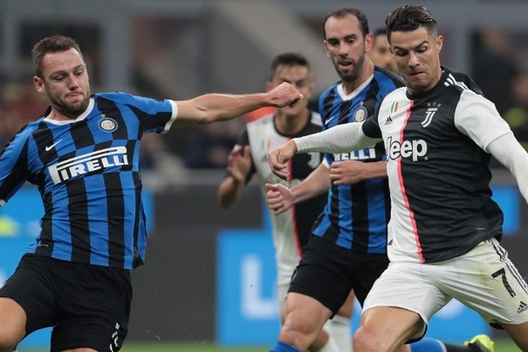 Penyerang Juventus, Cristiano Ronaldo dibayangi sejumlah pemain belakang Inter Milan dalam laga pekan ketujuh Serie A di Stadion Giuseppe Meazza, San Siro, Milan, Minggu (6/10/2019) atau Senin dini hari WIB.