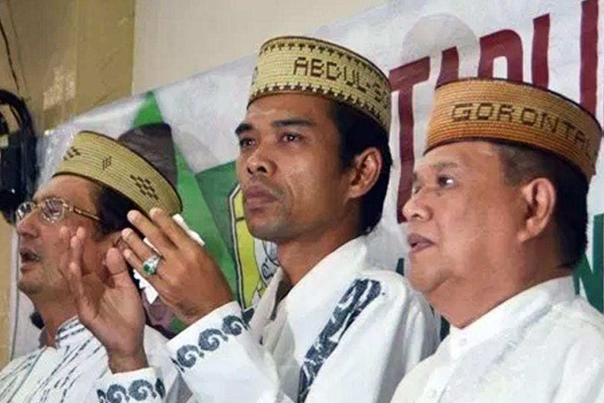 Ustad Abdul Somad (tengah) Bangga mengenakan Upiah Karanji Gorontalo