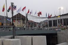 Bendera Peserta Asian Games Bertiang Bambu di Kali Besar Jadi Obyek Foto