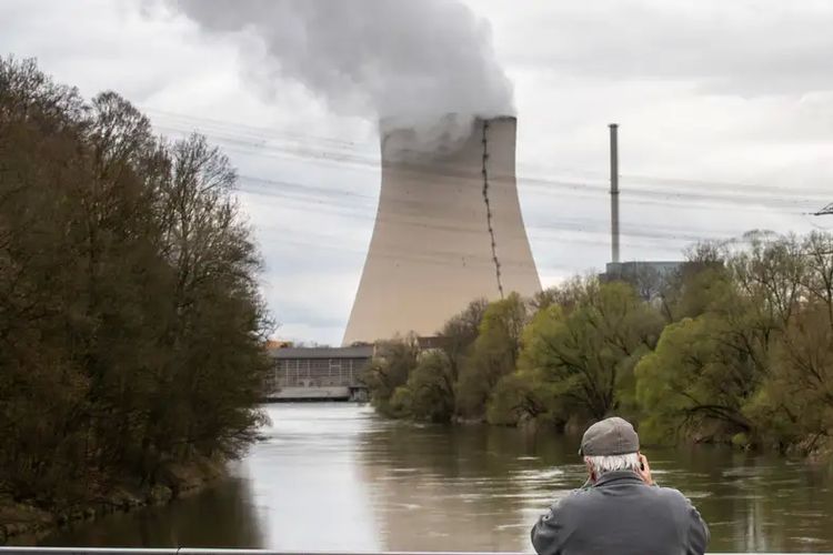 Pembangkit listrik tenaga nuklir di Isar 2, Jerman, resmi ditutup pada tanggal 15 April.