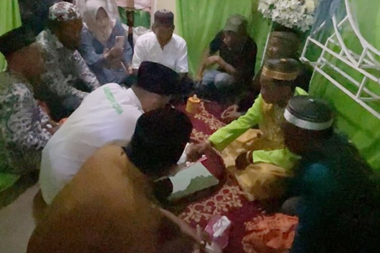 Pegawai KUA Selat Nasik harus menyeberang laut dengan ombak tinggi demi melayani warga menikah di Pulau Gresik, Belitung.