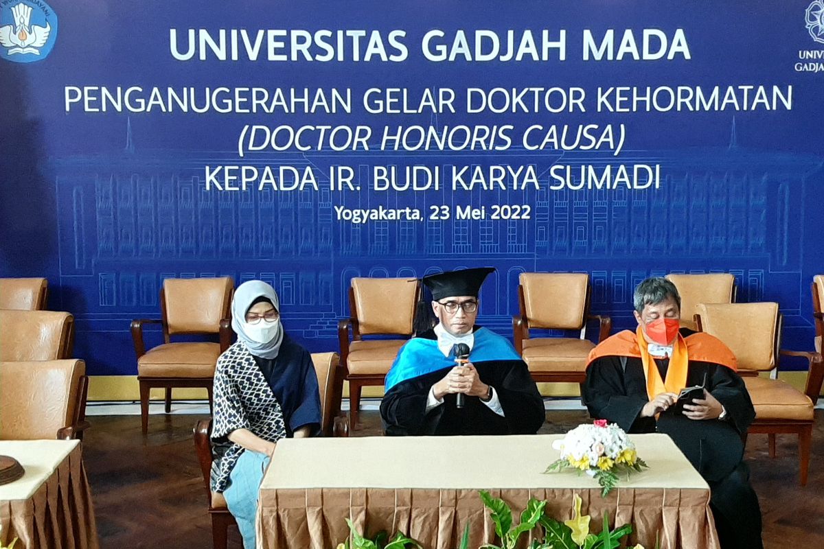 Menteri Perhubungan Budi Karya Sumadi saat jumpa pers usai menerima Anugerah Doktor Kehormatan (Doktor Honoris Causa) dari Universitas Gadjah Mada (UGM).