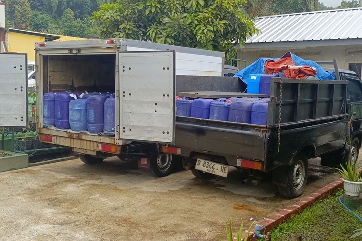 Ratusan drum berisi tuak siap edar disita jajaran Koramil Soreang, Kabupaten Bandung, Jawa Barat, Kamis (6/2/2025) rencananya tuak tersebut akan disebarkan di Kabupaten Bandung dan Sumedang