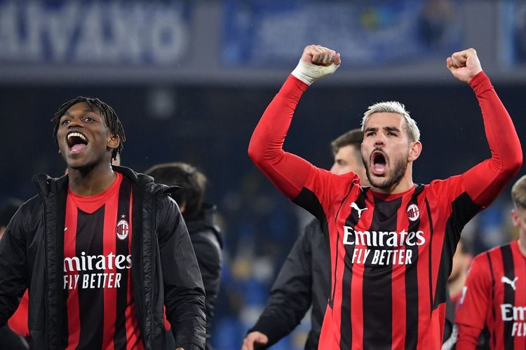 Rafael Leao (kiri) dan Theo Hernandez merayakan kemenangan 1-0 AC Milan atas Napoli pada laga pekan ke-28 Liga Italia 2021-2022 di Stadion Diego Armando Maradona, Senin (7/3/2022) dini hari WIB.