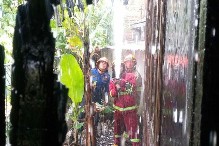 Petugas Damkar tengah memadamkan api yang membakar masjid di Bandung. 