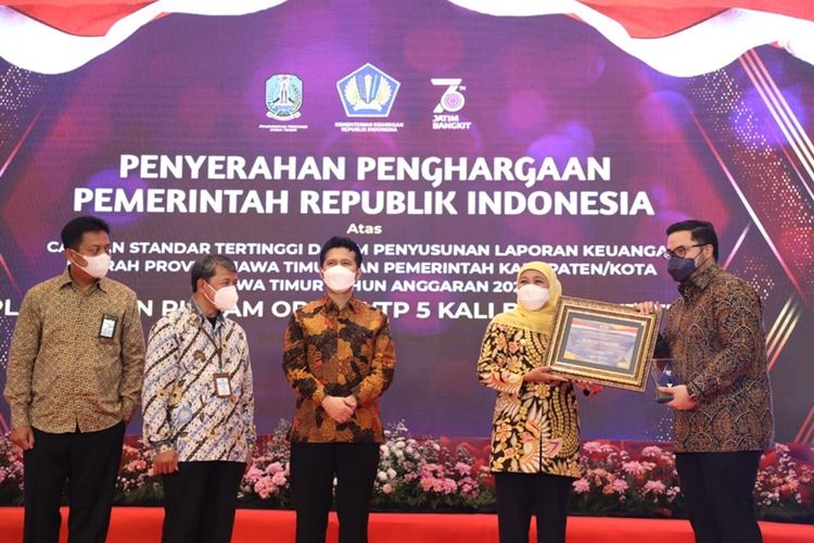 Gubernur Jawa Timur (Jatim) Khofifah Indar Parawansa memberikan piagam penghargaan secara langsung kepada Bupati Kediri Hanindhito Himawan Pramana di Hotel Kokoon, Banyuwangi, Jumat (29/10/2021).