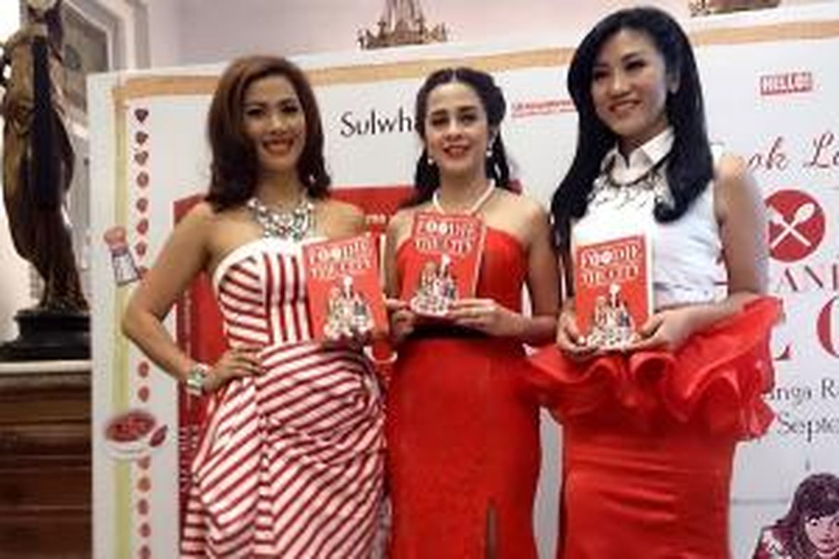 Nadia Mulya, Joy Roesma, dan Vania Wibisono dalam acara peluncuran buku Foodie and The City di restoran Bunga Rampai, Jakarta (2/9/2015).