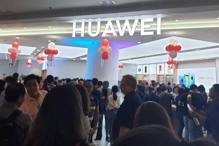 Toko retail pertama Huawei, High-end experience shop yang terletak di Mall Taman Anggrek resmi dibuka.