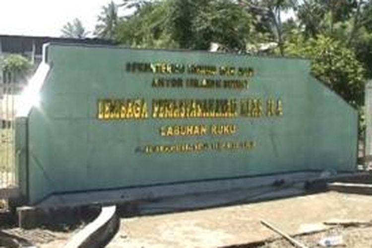 Lapas Kelas II A Labuhan Ruku yang berada di Kecamatan Talawi, Kabupaten Batubara Sumatera Utara terbakar pada Minggu (18/8/2013) sore. Dari 866 napi dan tahanan, ada 84 napi kabur pascarusuh dan terbakar. Sampai Kamis (22/8/2013) sudah 42 napi kabur diamankan. 