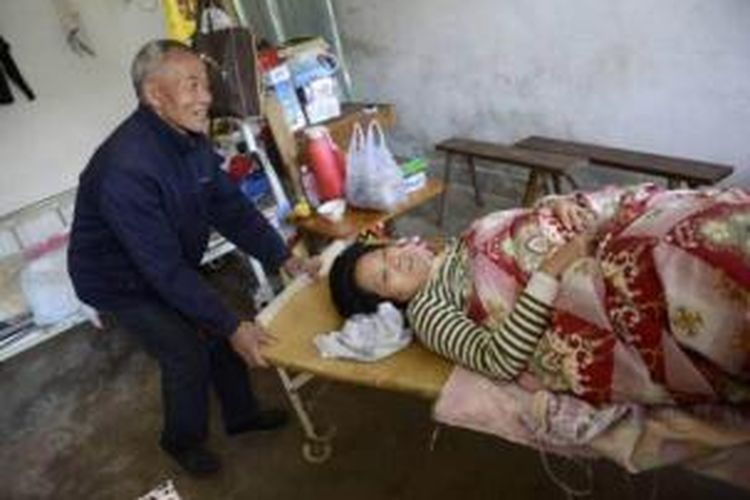 Mei Guanghan (66) rela berutang dan seumur hidup mencicilnya demi membiayai pengobatan istrinya yang sempat koma akibat kecelakaan.