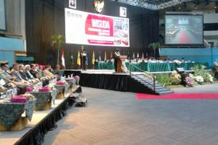 Rektor Universitas Nasional memberikan sambutan dalam acara wisuda periode kedua tahun akademik 2014/2015