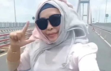 Tutik Sumanti, Emak-emak yang Nge-vlog di "Sunroof" Mobil di ...