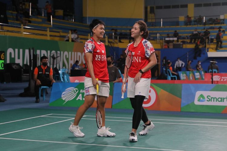 Ganda putri Indonesia, Siti Fadia Silva Ramadhanti/Ribka Sugiarto, saat melawan Kim So-yeong/Kong Hee-yong (Korea Selatan) pada babak 32 besar Kejuaraan Bulu Tangkis Asia 2022. Siti/Ribka akan kembali berpasangan pada Kejuaraan Dunia BWF 2022 di Tokyo, Jepang, 22-28 Agustus mendatang.