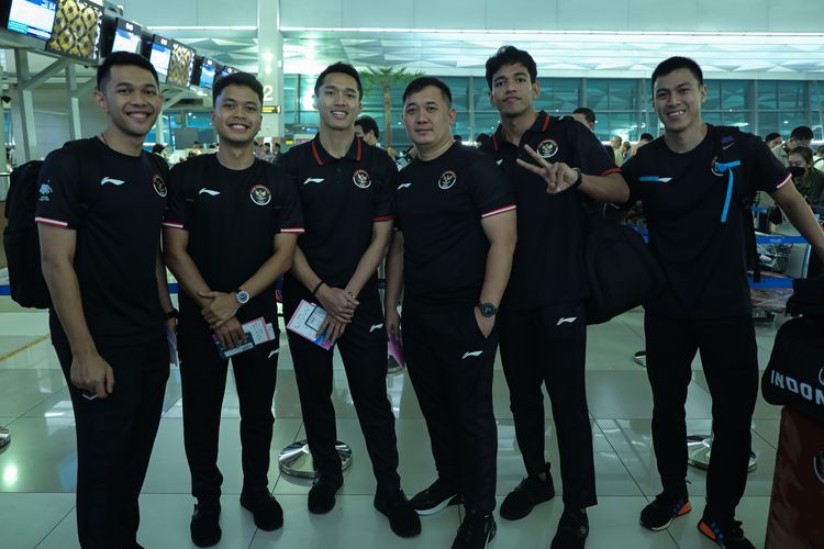 Tim bulutangkis Indonesia bertolak menuju Hangzhou, China, via Hong Kong pada Senin (25/9) dini hari dari bandara Soekarno-Hatta, Tangerang, Banten. 