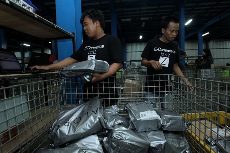 Pekerja menyelesaikan pesanan barang-barang pelanggan saat Hari belanja Online Nasional (Harbolnas) di gudang Zalora di Cibitung, Bekasi, Jawa Barat, Selasa (12/12/2017). Perayaan 12.12 Harbolnas adalah salah satu kampanye terpenting Zalora dalam rangka memberikan penawaran diskon terbaik, sekaligus membuktikan kepada pelanggan bahwa mereka dapat menikmati pengalaman berbelanja online terbaik bersama Zalora.