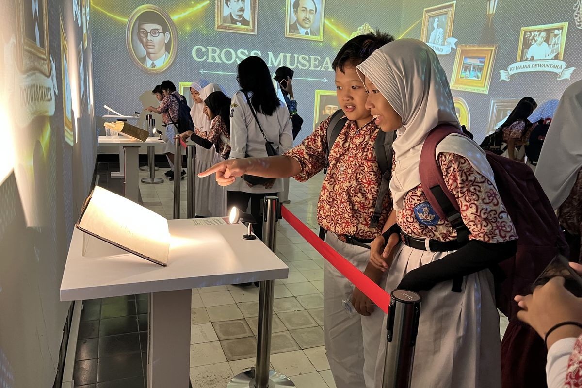 Fiko, salah satu siswa SD Negeri Tembok Dukuh saat mengamati koleksi di pameran Cross Musea di Museum dr. Soetomo, Rabu (21/5/2025).