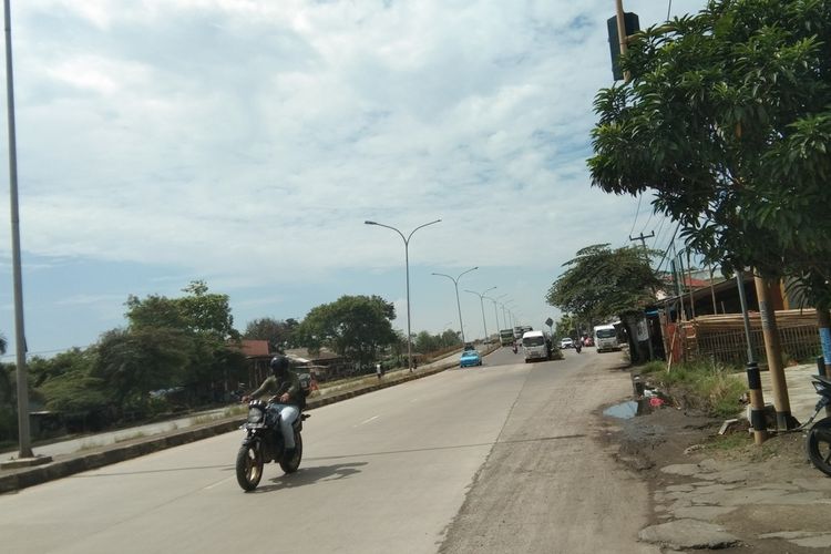 Jalan Lingkar Luar Karawang atau Jalan Baru, salah satu jalur mudik yang melintasi Kabupaten Karawang.