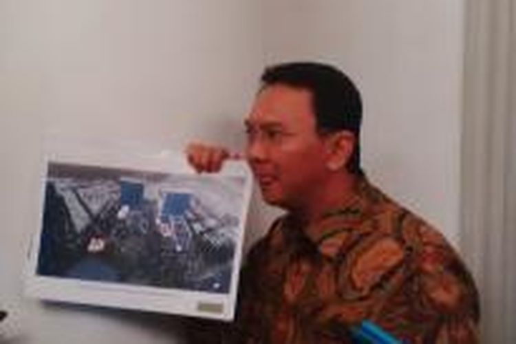 Gubernur DKI Jakarta Basuki Tjahaja Purnama saat menunjukkan denah Rumah Sakit (RS) Sumber Waras, Jakarta Barat, di Balai Kota, Jumat (21/8/2015). 