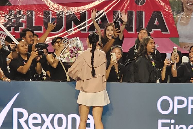 Artis Luna Maya saat menerima buket bunga dari aktor Maxime Bouttier usai memenangkan pertandingan Lagi-lagi Tenis di Tennis Indoor Senayan, Jakarta Pusat, Jumat (23/6/2023).