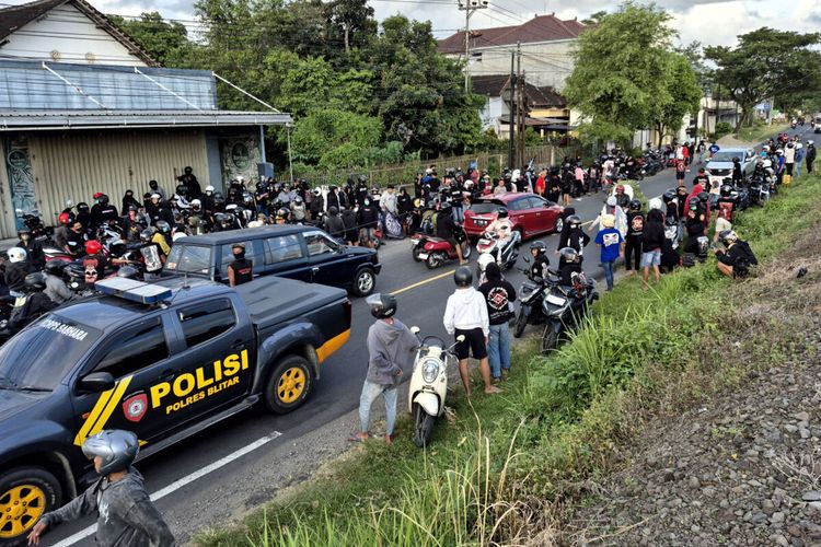 Sekitar seratus anak.muda yang diduga anggota sebuah perguruan silat berhenti di dekat Mapolres Blitar di Talun, Kabupaten Blitar, Kamis (13/2/2025) sore.   