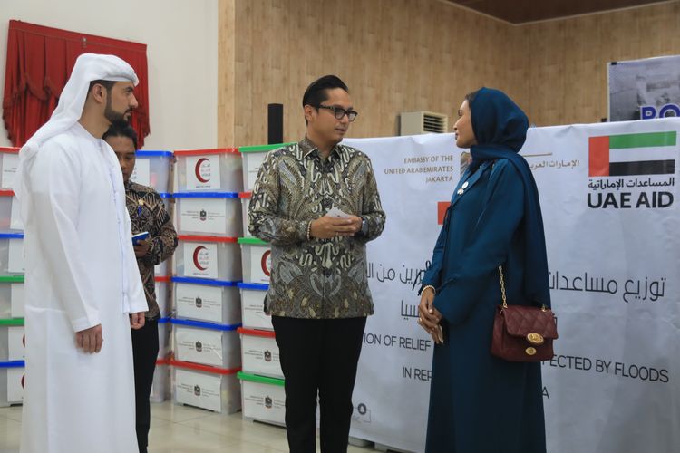 Wali Kota Medan, Rico Bayu Tri Putra Waas bersama perwakilan Uni Emirat Arab (UEA) saat menyerahkan bantuan beras di Posko Bantuan Bencana Kota Medan, Gedung PKK, Medan Petisah, Sabtu (13/12/2025)