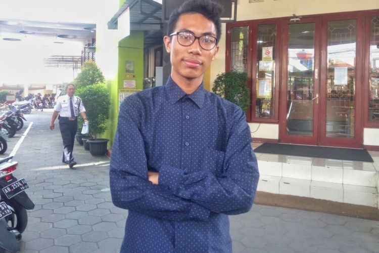 Auliansyah Rizki Teknikade menjadi peraih nilai terbaik Ujian Nasional Berbasis Komputer (UNBK) SMA jurusan Ilmu Pengetahuan Alam (IPA) DIY tahun 2019. 