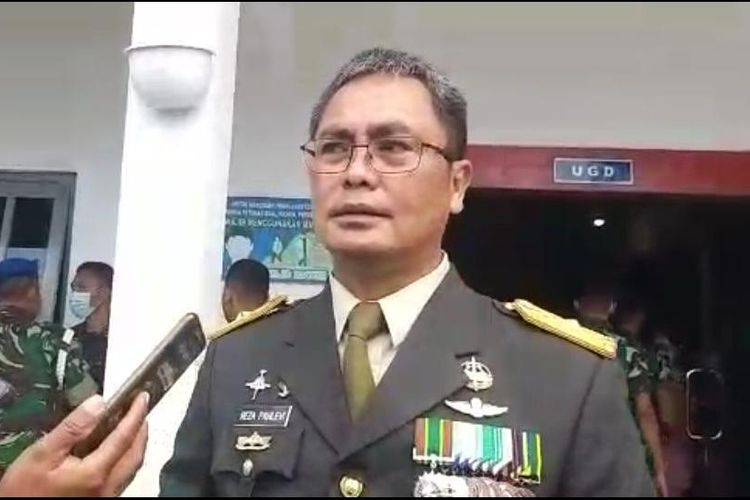 Komandan Komando Resort Militer (Danrem) 174/ATW Merauke, Brigjen TNI Reza Pahlevi saat diwawancara di halaman Rumah Sakit Angkatan Laut Merauke, Selasa (5/7/2022)