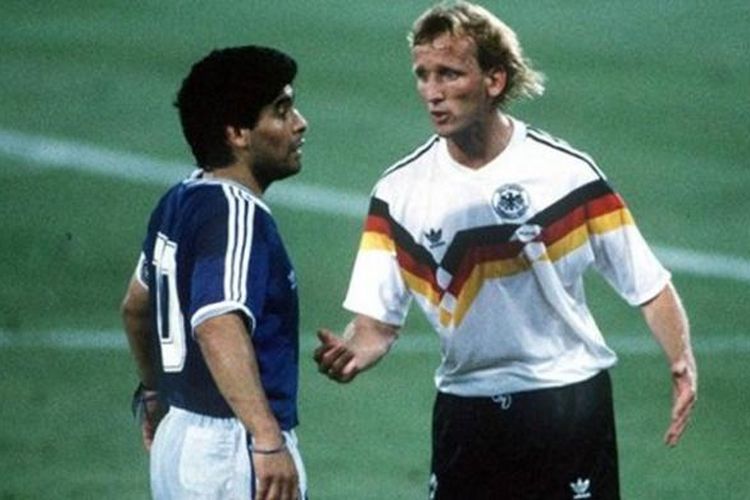 Bek Jerman, Andreas Brehme, bersama playmaker Argentina, Diego Maradona, saat final Piala Dunia 1990 di Italia. Jerman menang 1-0 berkat gol penalti Brehme.