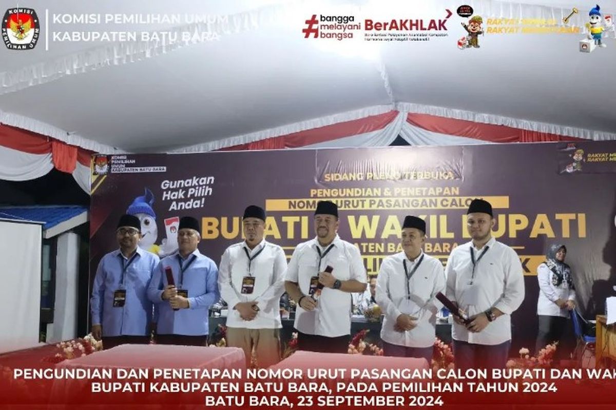 Eks bupati Batu Bara yang juga calon bupati Batu Bara Zahir bersama pasangannya, Aslam Rayuda (nomor 2 dan 1 dari kiri) saat menghadiri pengundian nomor untuk Pilkada Batu Bara di kantor KPU Batu Bara, Sumatera Utara, Senin (23/9/2024).