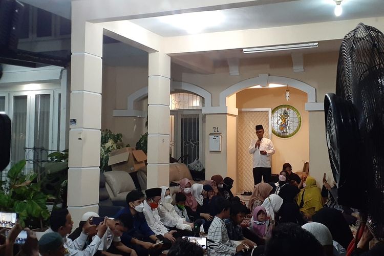 Haji Faisal memberi sambutan di pengajian 40 hari kepergian pasangan Vanessa Angel dan Bibi Andriansyah di perumahan Permata Mediterania, Jakarta Barat, Senin (13/12/2021) malam.