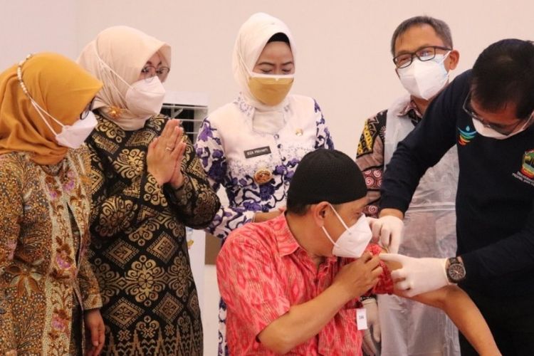 Kepala Dinas Kesehatan Jateng dr Yulianto Prabowo berserta Bupati Idza Priyanti dan pejabat terkait saat Launching Vaksinasi berbasis Prolanis di Gedung Islamic Center, Kabupaten Brebes, Jumat (27/8/2021) (Dok. Humas Pemkab. Brebes)