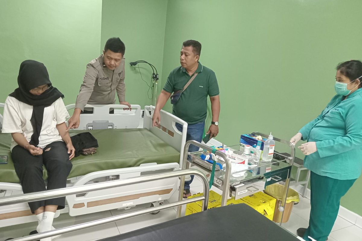 Fitria dirawat di RSUD ArRozy usai dibacok oleh pelaku begal. 