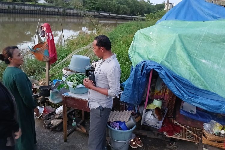 Tinggal di Pinggir Sungai Karang Mumus, Nurlina Bertahan demi Sekolahkan Anak